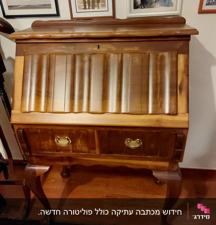 שולחן עץ עם ריפוד דקורטיבי עליון